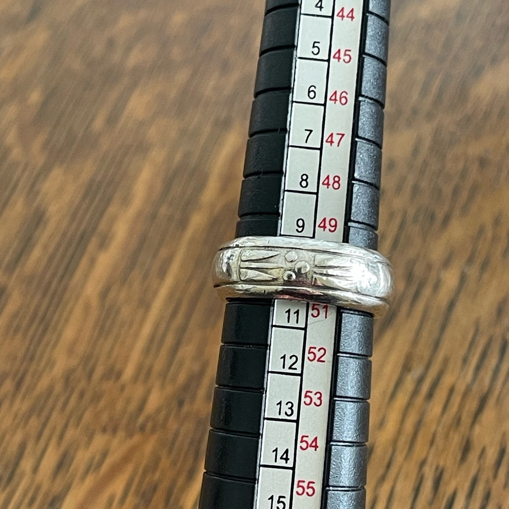Sterling silver ring size 5 1/2. Stylized flowers carved into the surface. - Picture 3 of 5